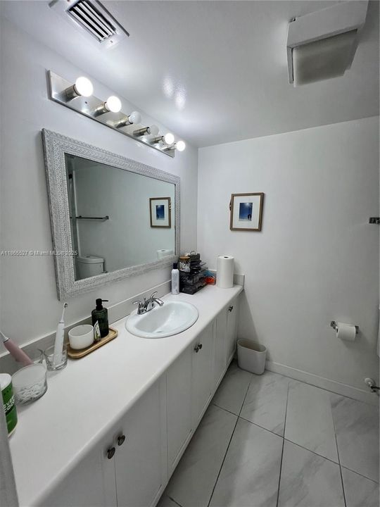 合同活跃: $2,300 (2 贝兹, 2 浴室, 979 平方英尺)