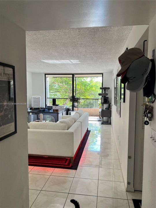 合同活跃: $2,300 (2 贝兹, 2 浴室, 979 平方英尺)