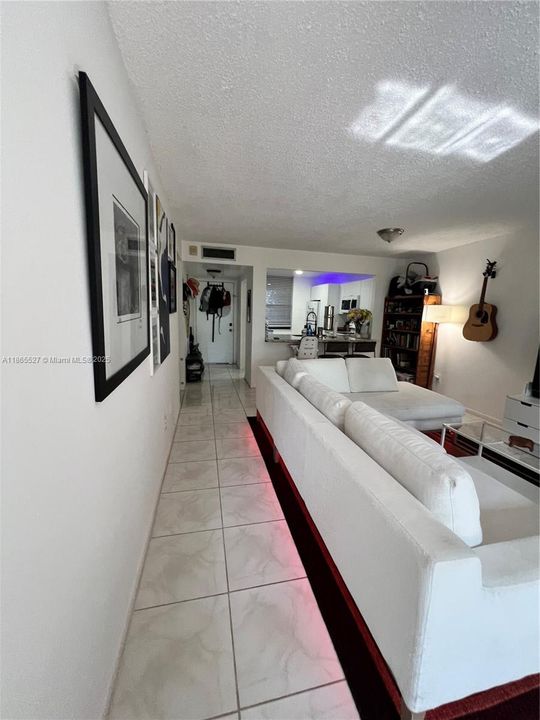 合同活跃: $2,300 (2 贝兹, 2 浴室, 979 平方英尺)