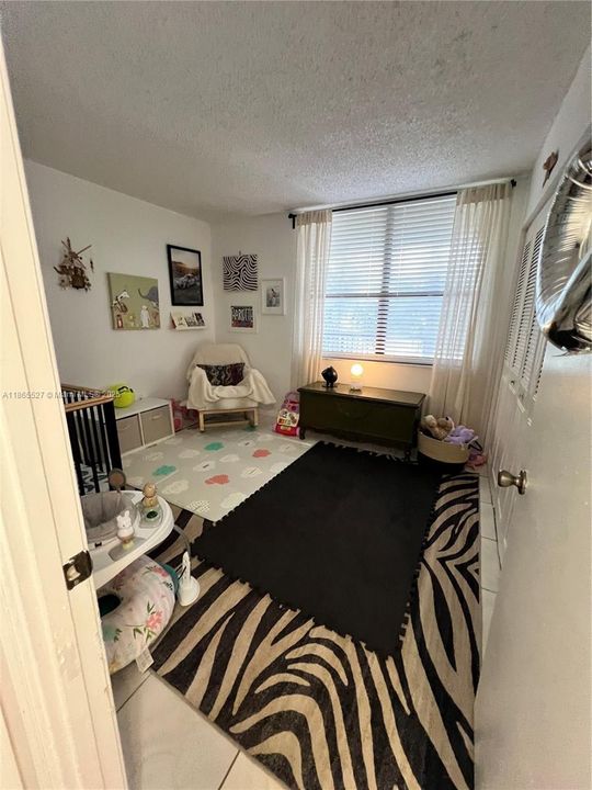 合同活跃: $2,300 (2 贝兹, 2 浴室, 979 平方英尺)