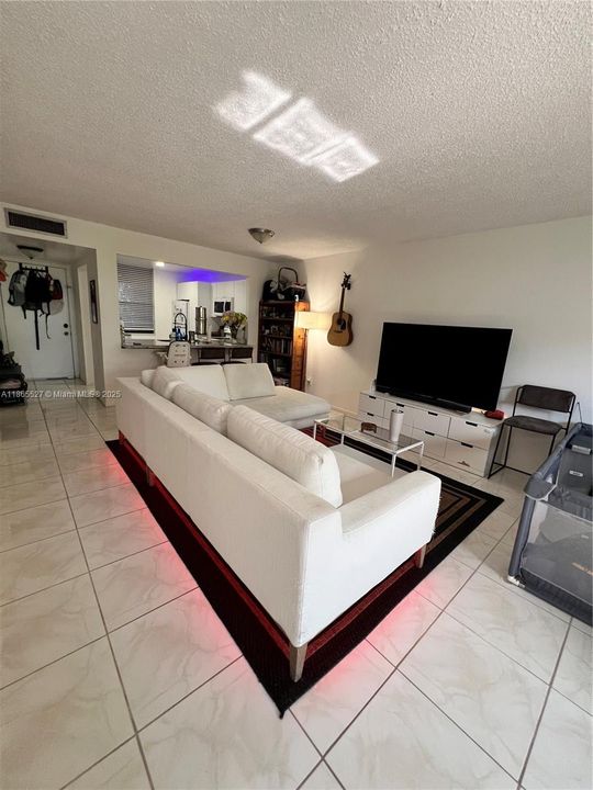 合同活跃: $2,300 (2 贝兹, 2 浴室, 979 平方英尺)