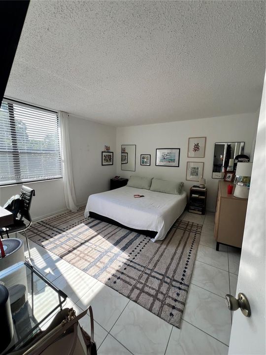 合同活跃: $2,300 (2 贝兹, 2 浴室, 979 平方英尺)