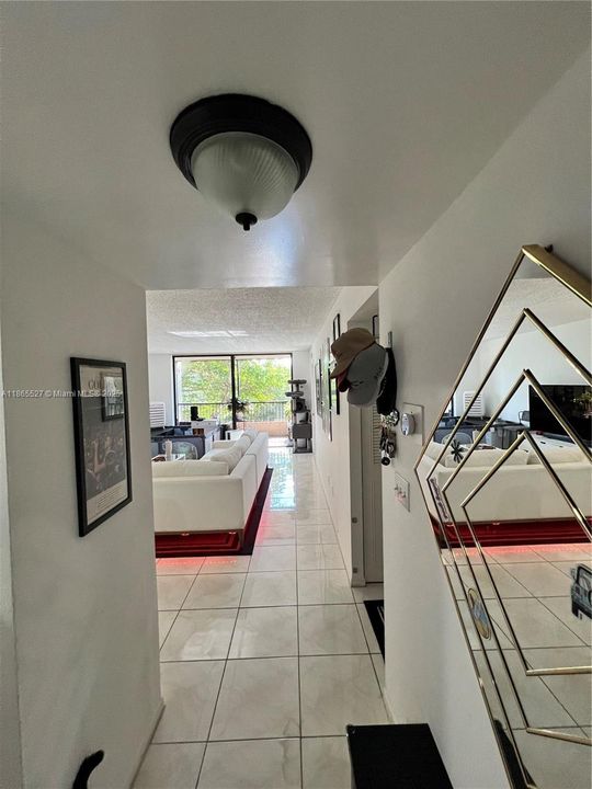 合同活跃: $2,300 (2 贝兹, 2 浴室, 979 平方英尺)