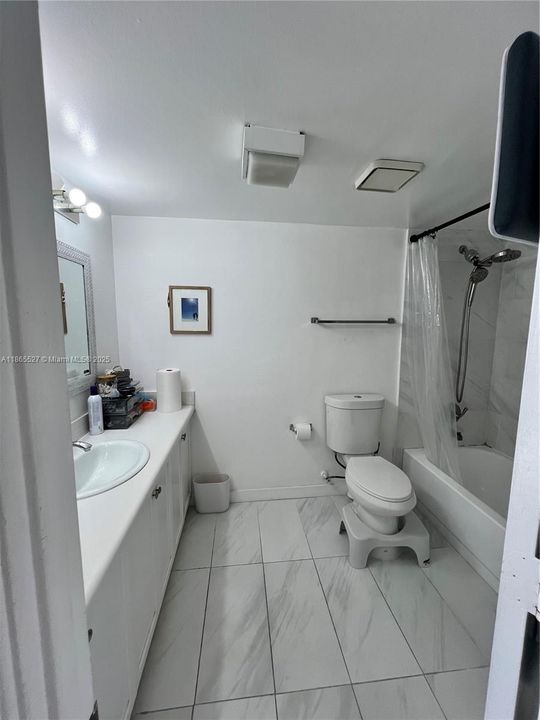 合同活跃: $2,300 (2 贝兹, 2 浴室, 979 平方英尺)