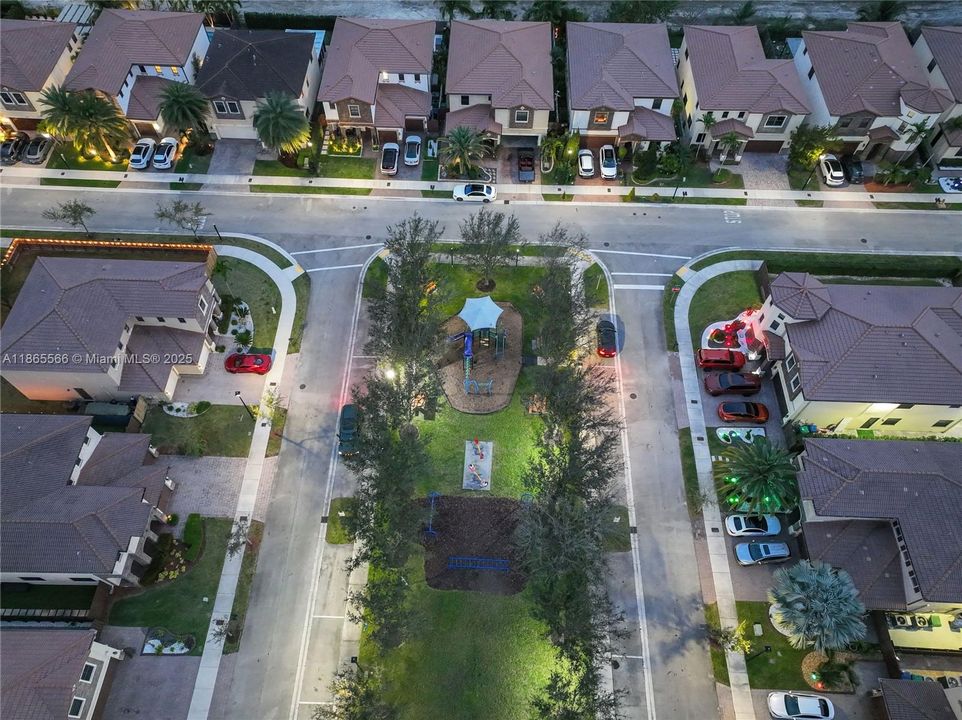Недавно продано: $1,090,000 (4 спален, 4 ванн, 3128 Квадратных фут)