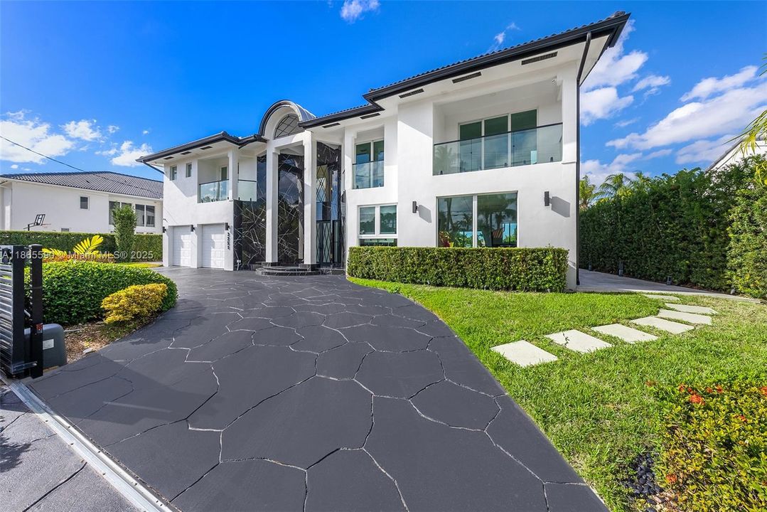 For Sale: $5,995,000 (5 beds, 4 baths, 4416 Square Feet)