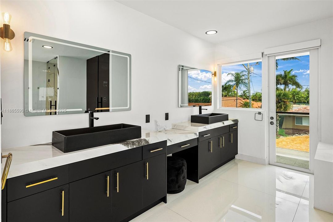 For Sale: $5,995,000 (5 beds, 4 baths, 4416 Square Feet)