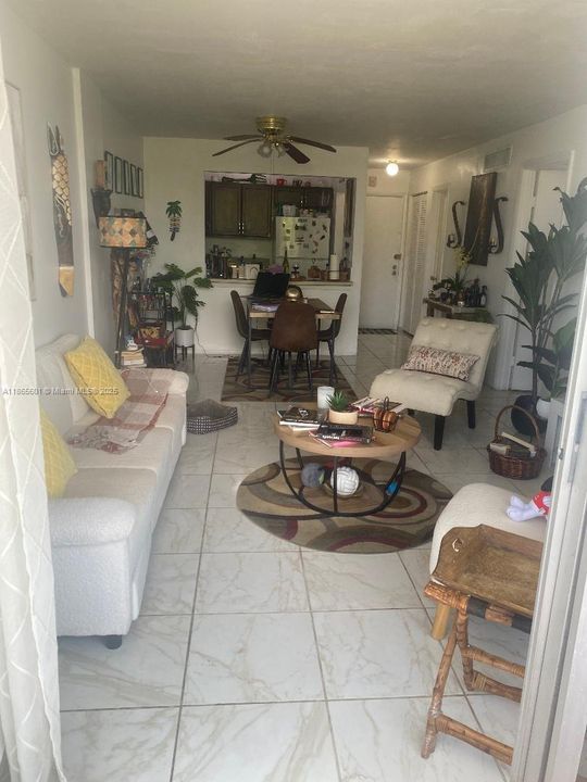 For Sale: $215,000 (1 beds, 1 baths, 672 Square Feet)