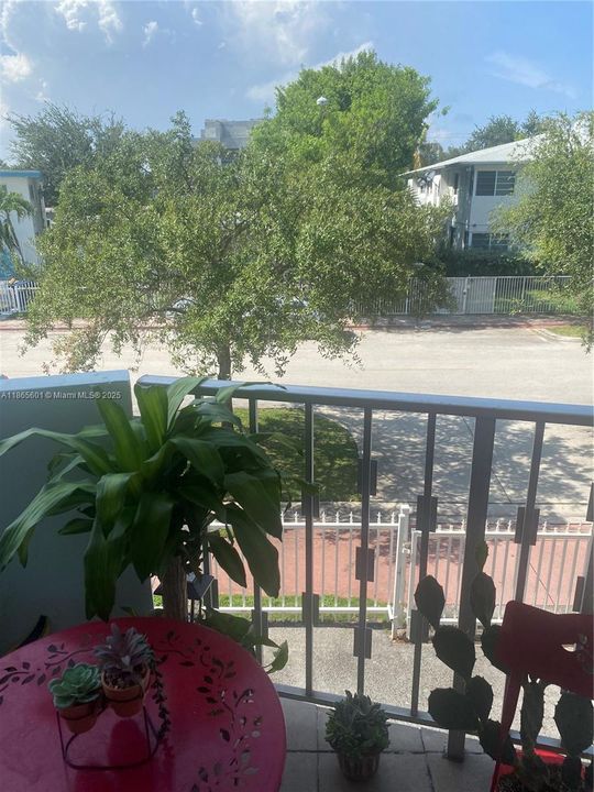 For Sale: $215,000 (1 beds, 1 baths, 672 Square Feet)