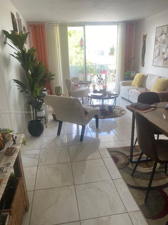 For Sale: $215,000 (1 beds, 1 baths, 672 Square Feet)