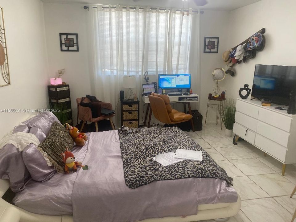 For Sale: $215,000 (1 beds, 1 baths, 672 Square Feet)