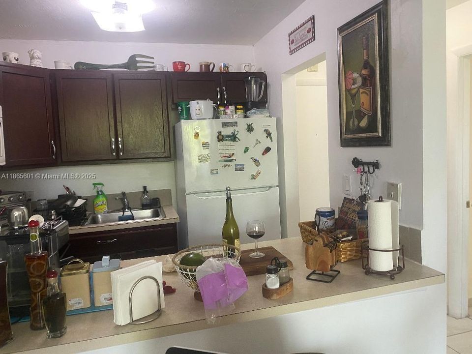 For Sale: $215,000 (1 beds, 1 baths, 672 Square Feet)