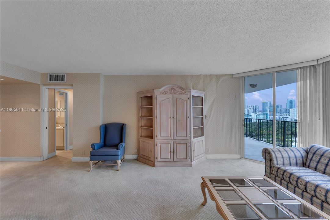 For Sale: $599,000 (2 beds, 2 baths, 1362 Square Feet)