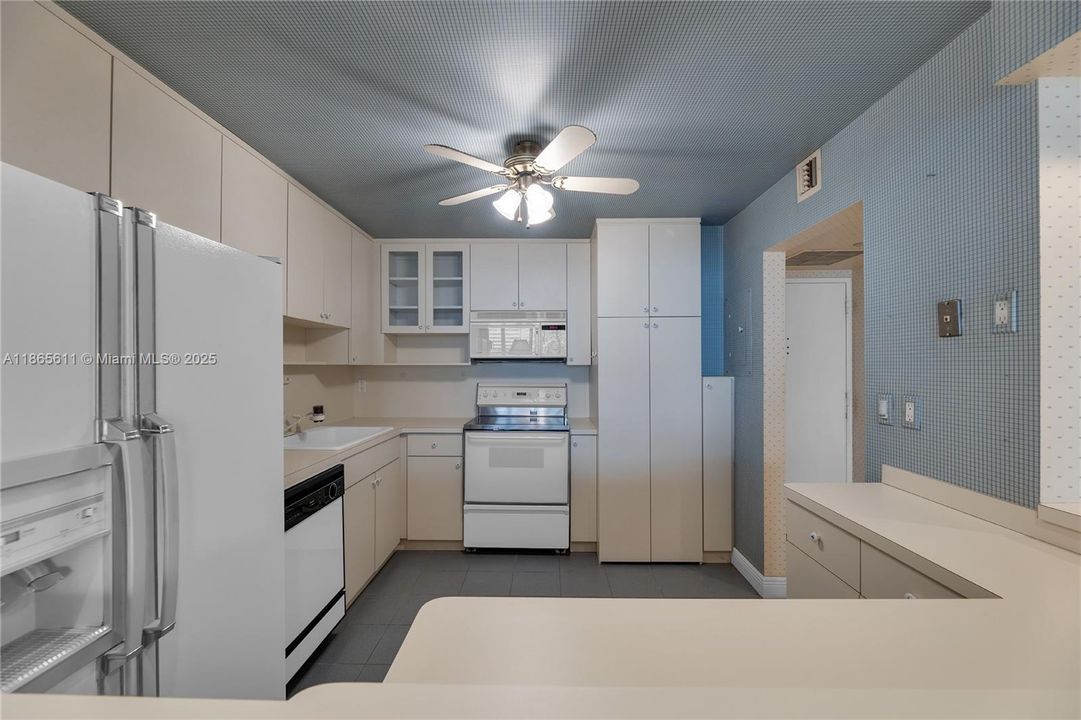 For Sale: $599,000 (2 beds, 2 baths, 1362 Square Feet)