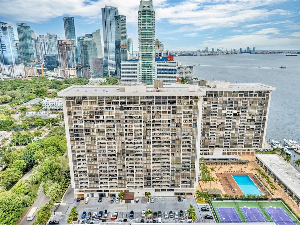 For Sale: $599,000 (2 beds, 2 baths, 1362 Square Feet)