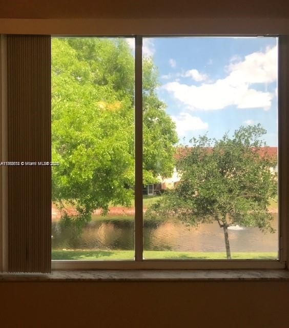 Под контрактом: $249,900 (1 спален, 1 ванн, 945 Квадратных фут)