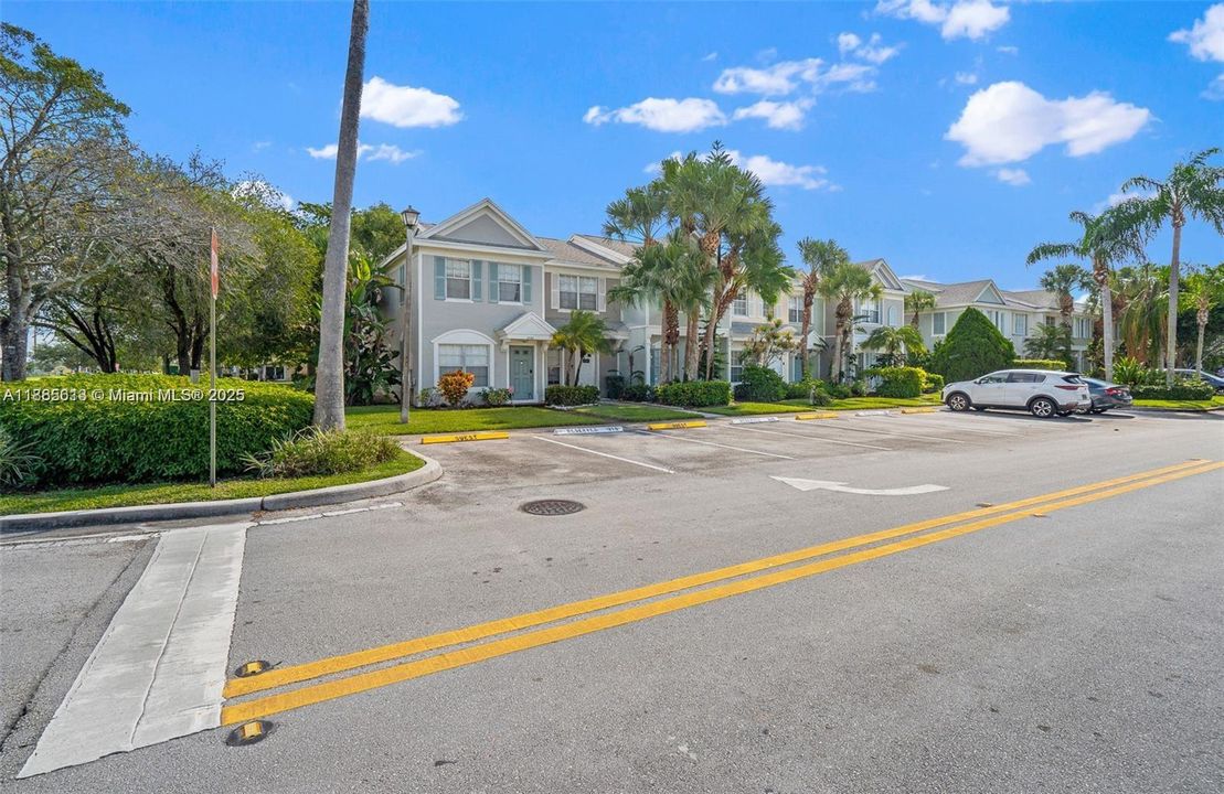 Под контрактом: $249,900 (1 спален, 1 ванн, 945 Квадратных фут)