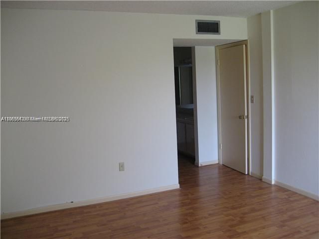 Под контрактом: $239,000 (2 спален, 2 ванн, 1170 Квадратных фут)