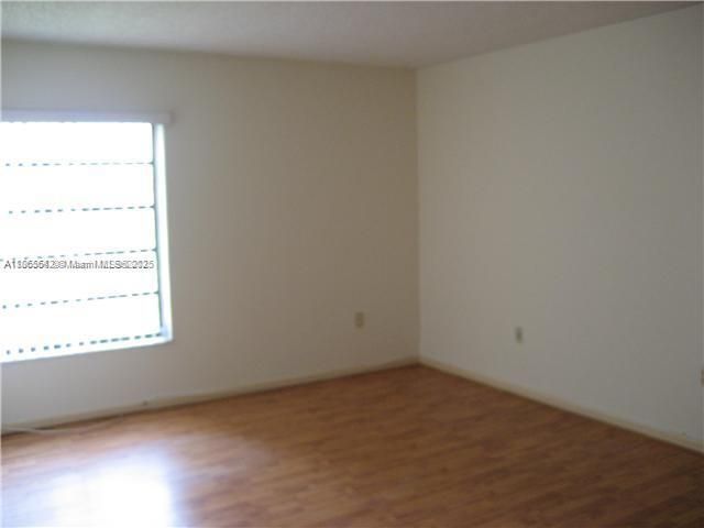 Под контрактом: $239,000 (2 спален, 2 ванн, 1170 Квадратных фут)