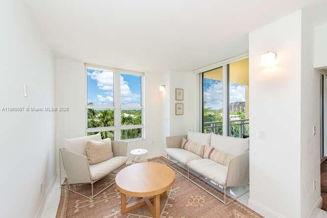 Под контрактом: $13,500 (3 спален, 3 ванн, 2950 Квадратных фут)