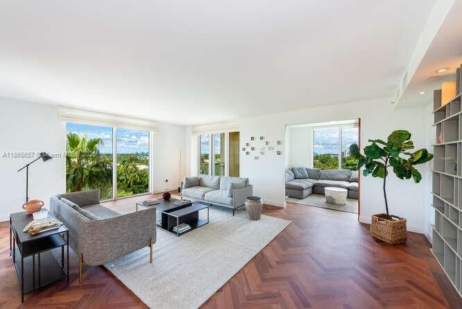 Под контрактом: $13,500 (3 спален, 3 ванн, 2950 Квадратных фут)