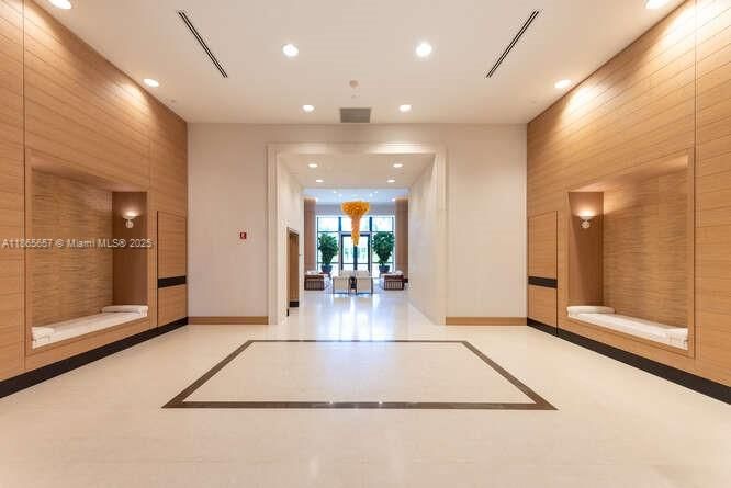 Под контрактом: $13,500 (3 спален, 3 ванн, 2950 Квадратных фут)