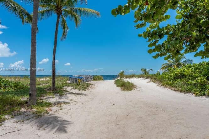 Под контрактом: $13,500 (3 спален, 3 ванн, 2950 Квадратных фут)