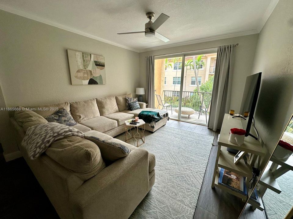 Недавно арендовано: $2,700 (2 спален, 2 ванн, 1071 Квадратных фут)