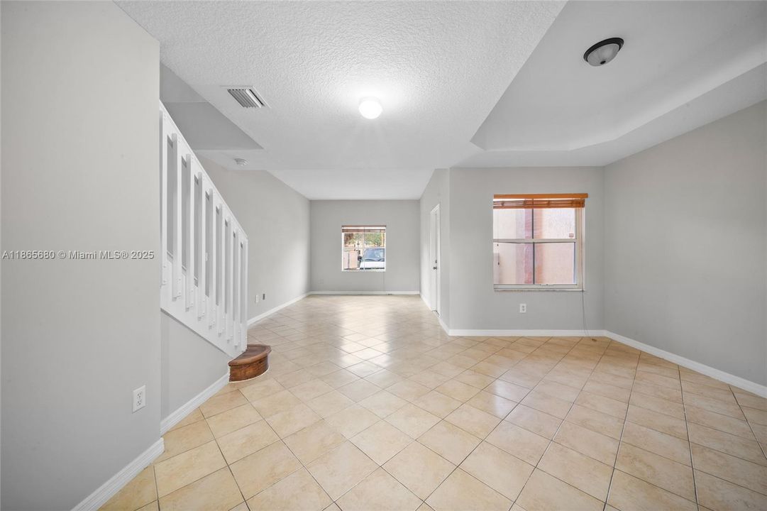 En Venta: $410,000 (3 camas, 2 baños, 1615 Pies cuadrados)