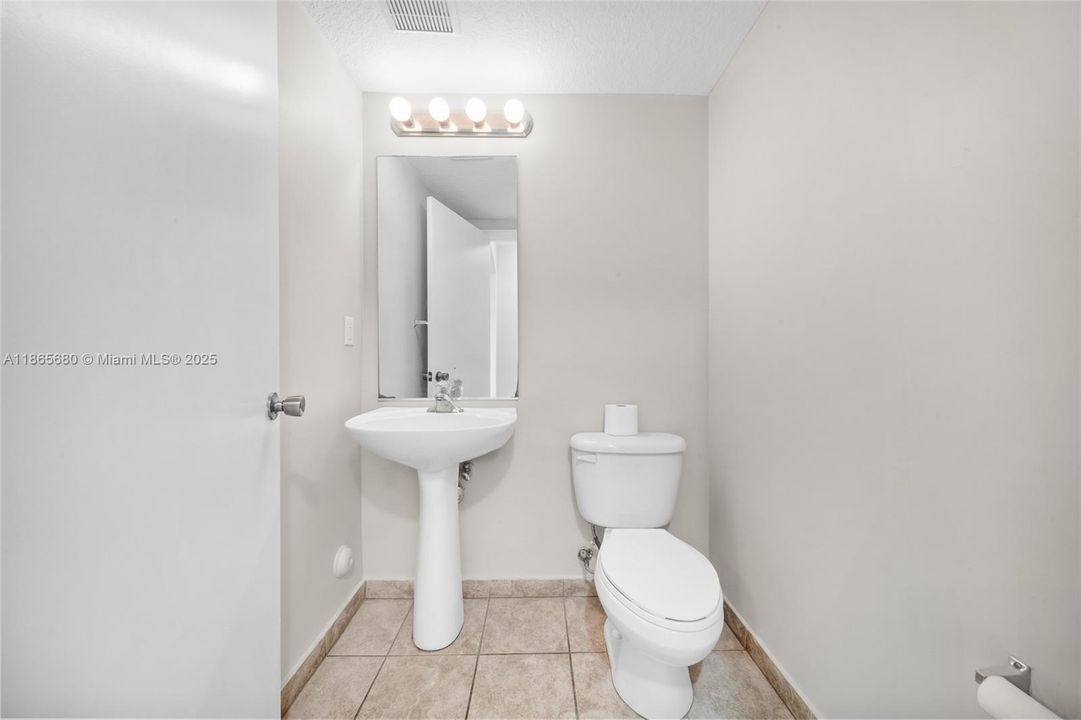 En Venta: $410,000 (3 camas, 2 baños, 1615 Pies cuadrados)