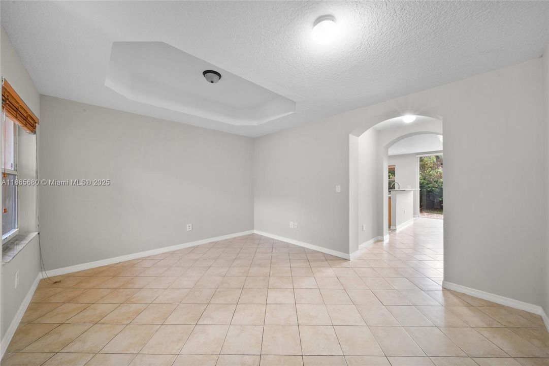 En Venta: $410,000 (3 camas, 2 baños, 1615 Pies cuadrados)