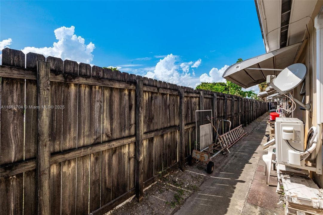 For Sale: $139,000 (1 beds, 1 baths, 580 Square Feet)