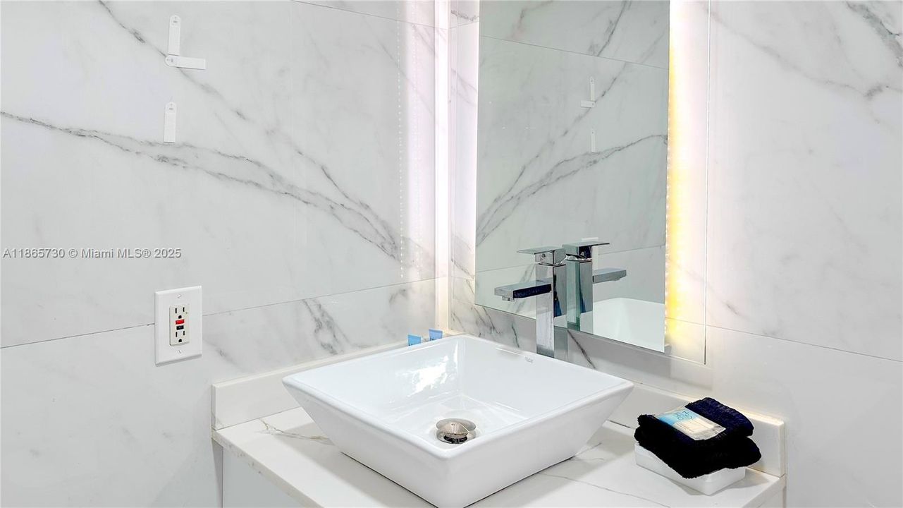 待售: $299,900 (0 贝兹, 1 浴室, 430 平方英尺)