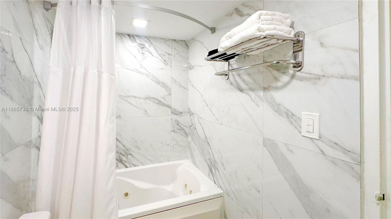 待售: $299,900 (0 贝兹, 1 浴室, 430 平方英尺)