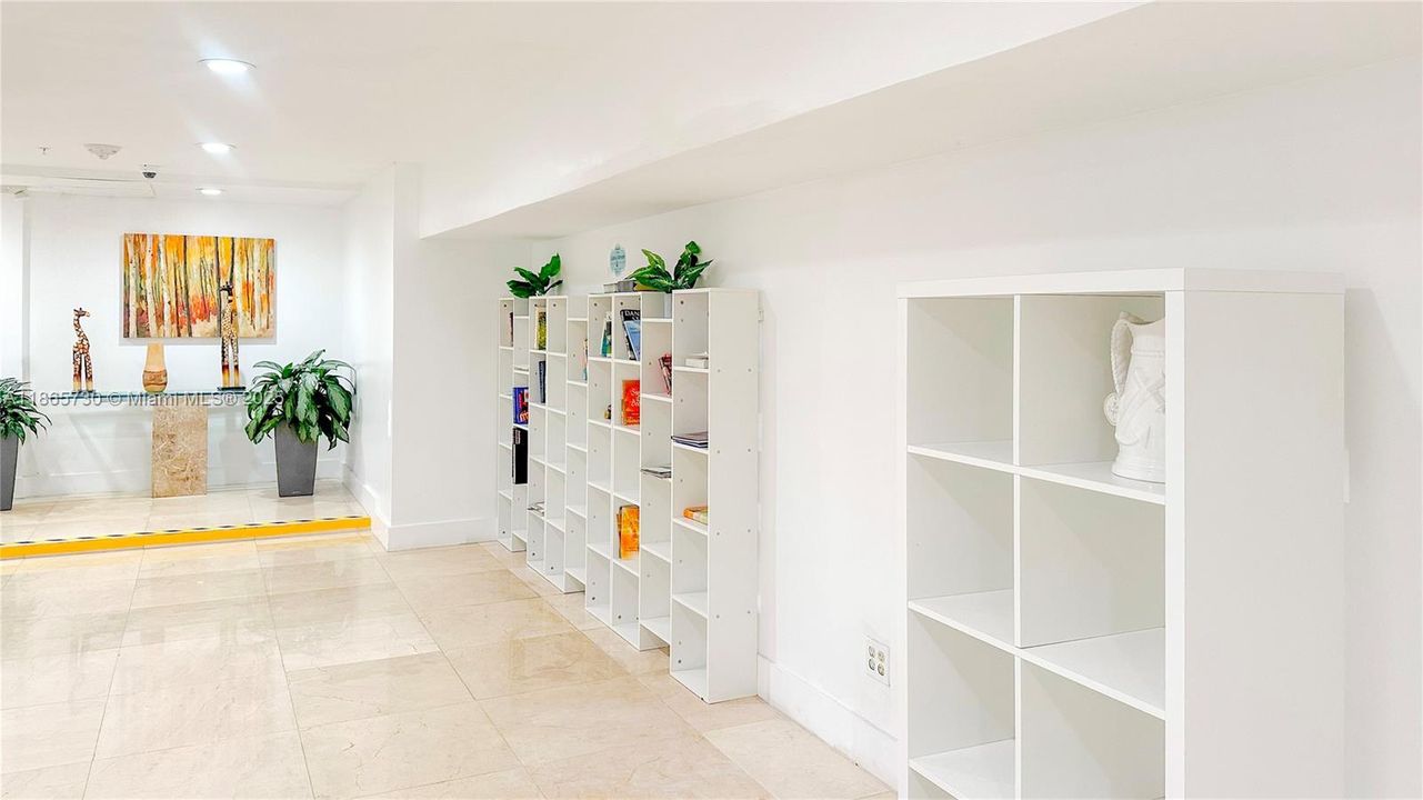 待售: $299,900 (0 贝兹, 1 浴室, 430 平方英尺)