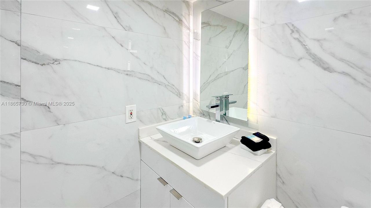 待售: $299,900 (0 贝兹, 1 浴室, 430 平方英尺)