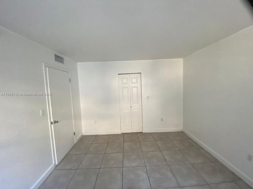 待售: $300,000 (1 贝兹, 1 浴室, 775 平方英尺)