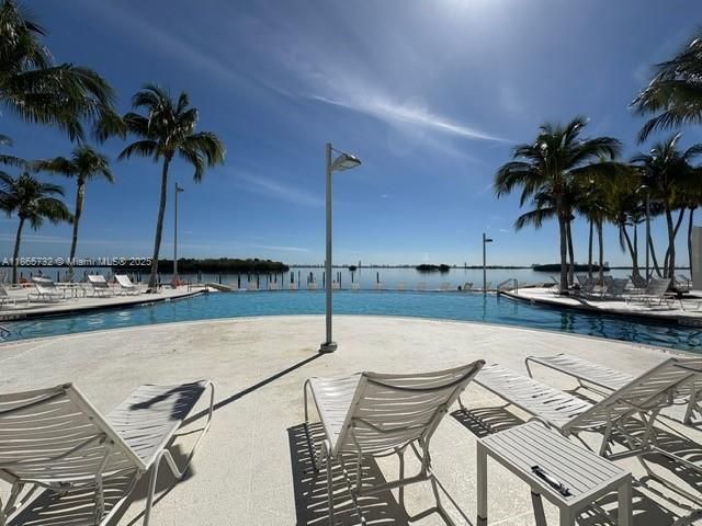 待售: $300,000 (1 贝兹, 1 浴室, 775 平方英尺)