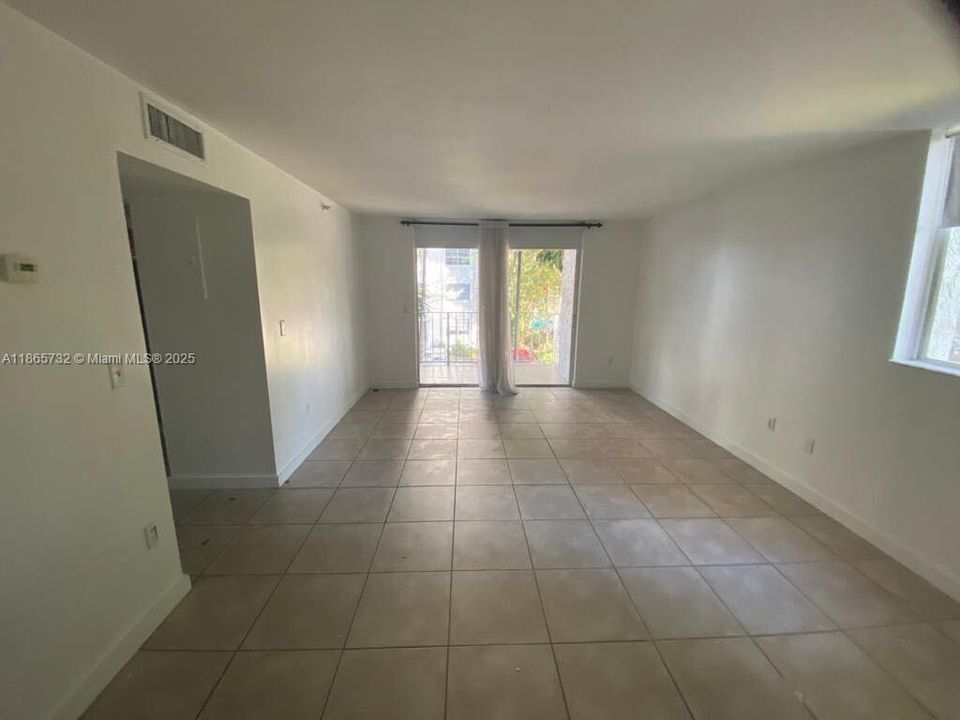 待售: $300,000 (1 贝兹, 1 浴室, 775 平方英尺)