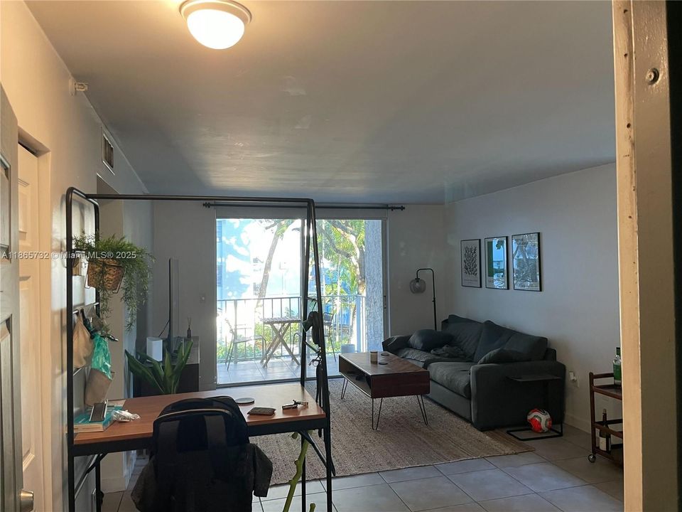 待售: $300,000 (1 贝兹, 1 浴室, 775 平方英尺)