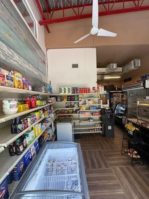 待售: $300,000 (1 贝兹, 1 浴室, 775 平方英尺)