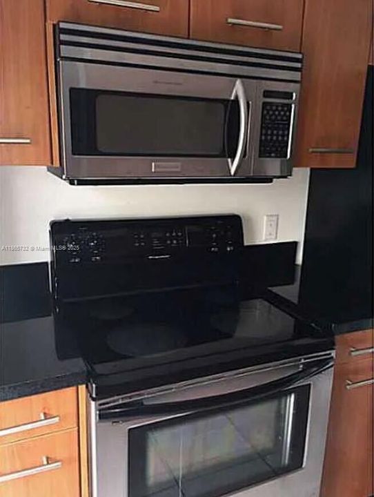 待售: $300,000 (1 贝兹, 1 浴室, 775 平方英尺)