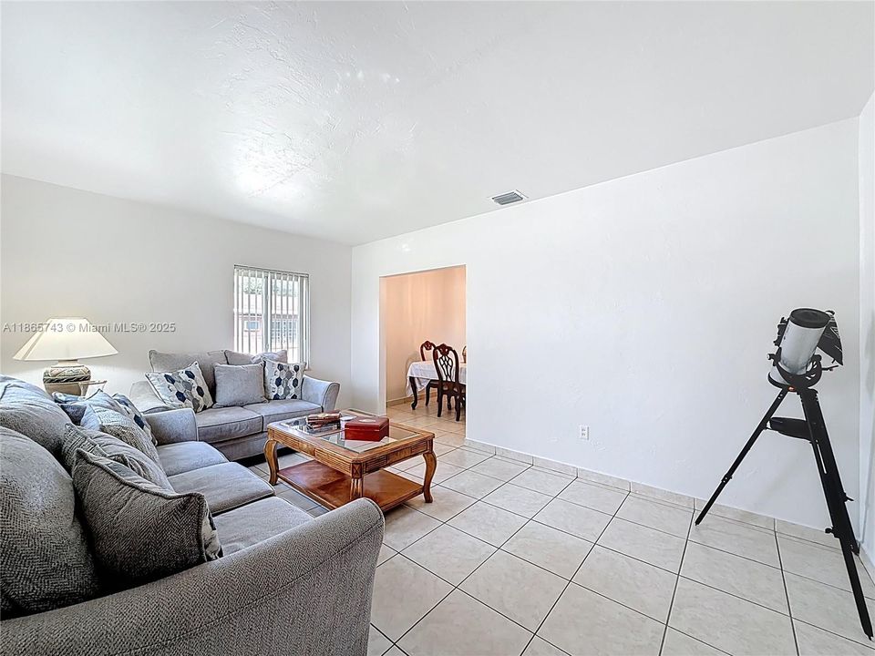 待售: $579,000 (3 贝兹, 2 浴室, 1330 平方英尺)