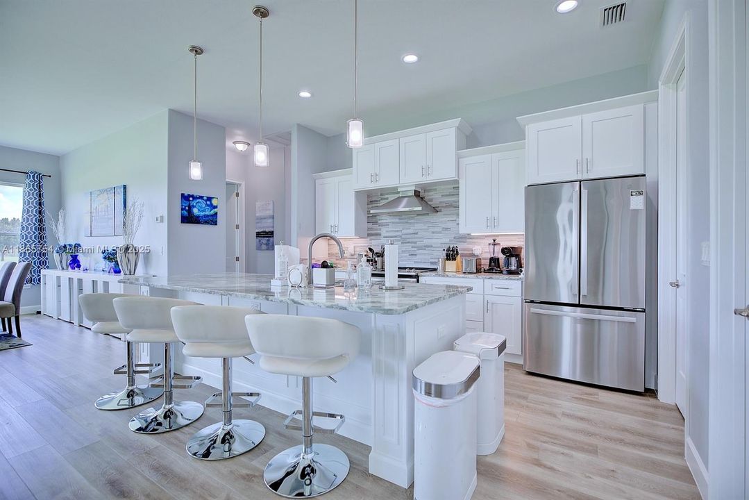 合同活跃: $509,000 (3 贝兹, 3 浴室, 2169 平方英尺)