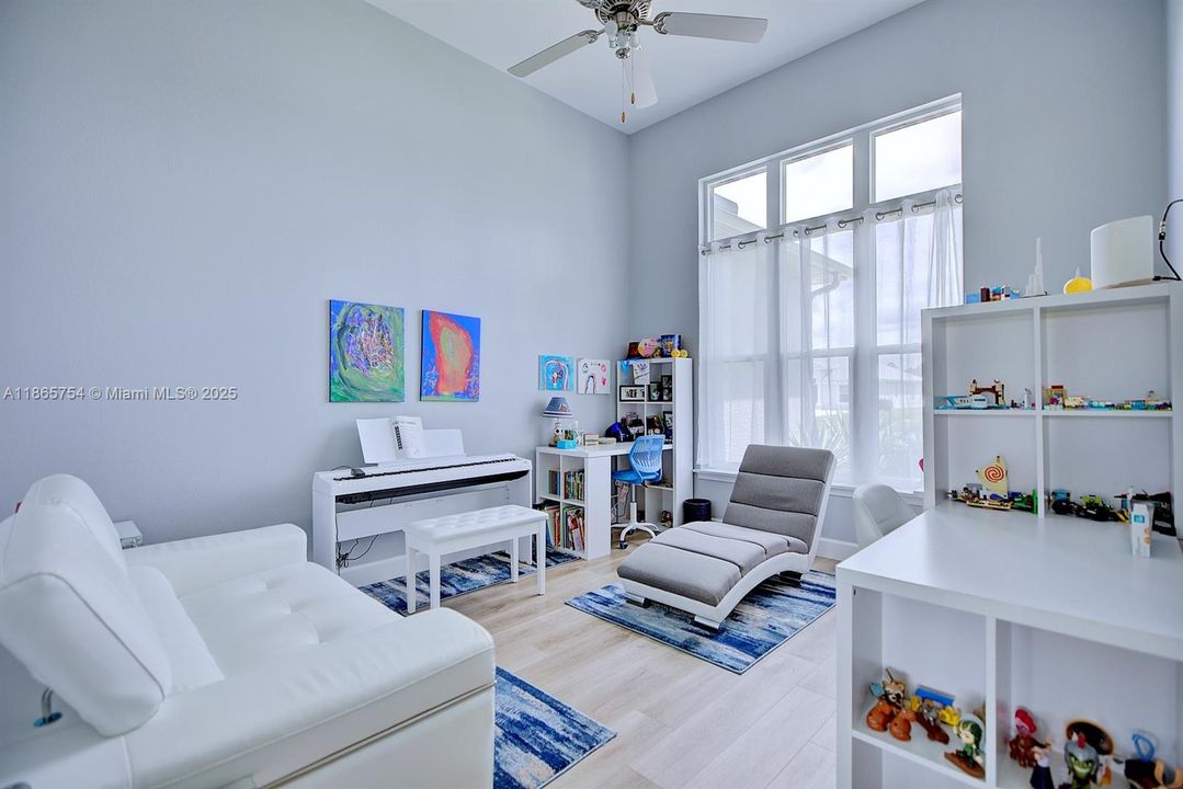 合同活跃: $509,000 (3 贝兹, 3 浴室, 2169 平方英尺)