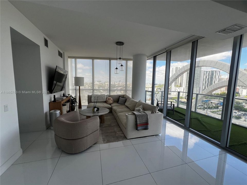 For Sale: $999,999 (2 beds, 2 baths, 1647 Square Feet)