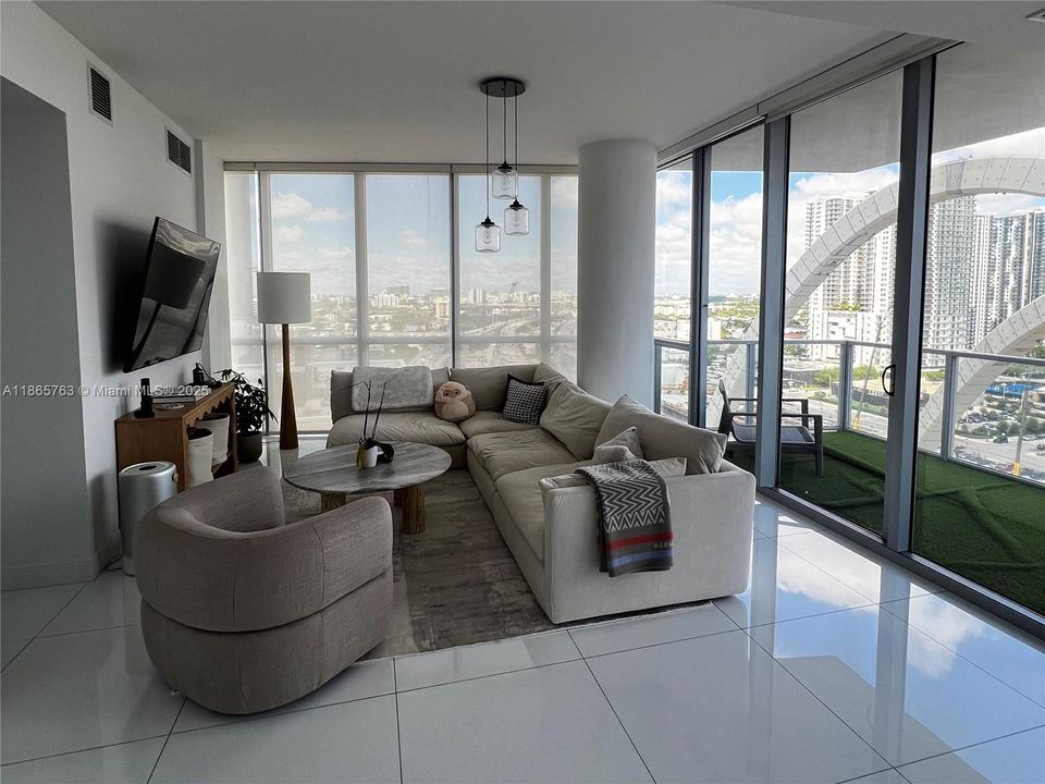 For Sale: $999,999 (2 beds, 2 baths, 1647 Square Feet)