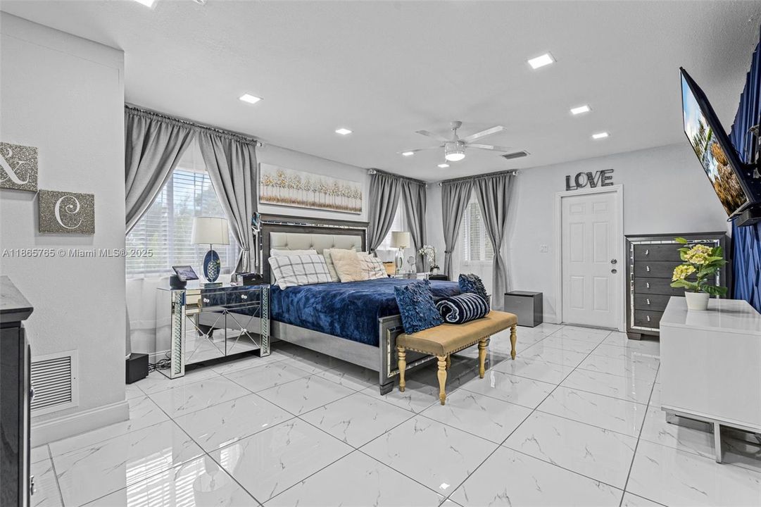 BEDROOM / LIVING UNIT #3