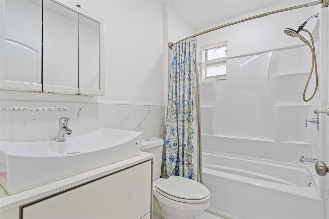 FULL BATHROOM UNIT #1