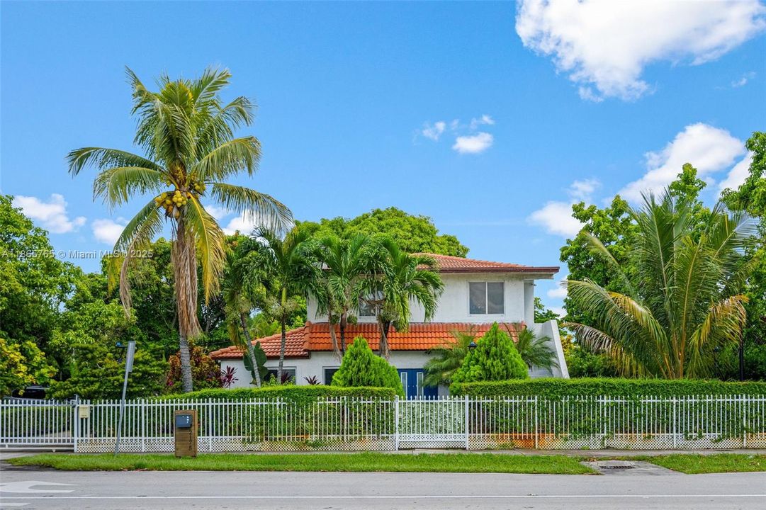 Недавно продано: $875,000 (5 спален, 4 ванн, 2754 Квадратных фут)